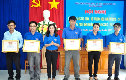 Đc Lê Thị Bích Liên - PBT Tỉnh đoàn tặng giấy khen cho các đơn vị có thành tích xuát sắc trong công tác Đoàn - Đội trường học